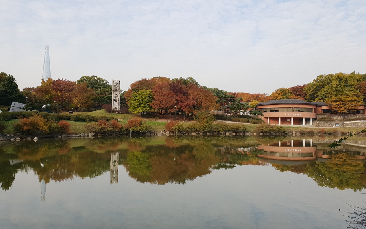 올공 88호수 앞에 있는 서울 역사편찬원의 가을 풍경