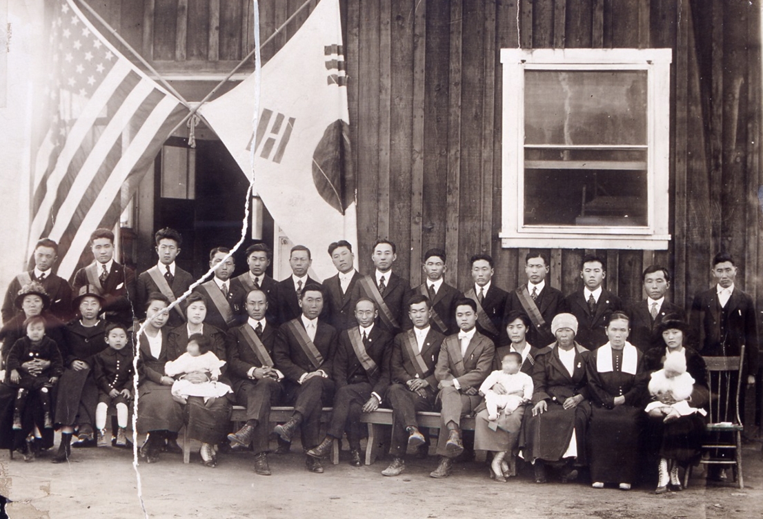 흥사단 기념촬영 사진, 뒷줄 오른쪽 네 번째가 정등엽 선생