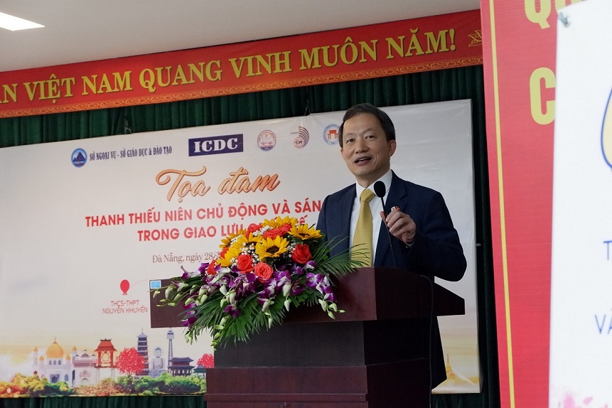 안민식 총영사는 지난해 11월28일 다낭시 외무국에서 주최한 국제문화교류포럼에 참석해 다낭 '판 차우 찐(Phan Chau Trinh)' 고등학교 학생들에게 한국의 공공외교 정책과 활동에 대해 소개했다.[사진제공=주다낭한국총영사관]