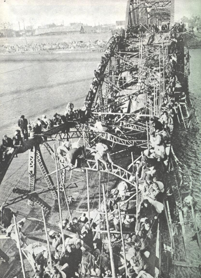 6.25 전쟁 대동강철교를 건느는 피난민들