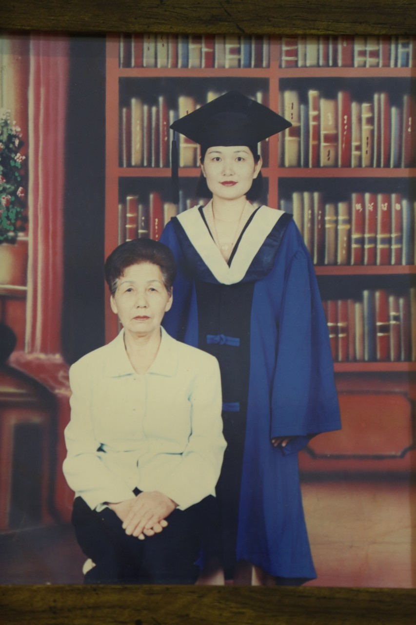 1998년도 상하이 중의약대학 본과 졸업때 어머니와 함께.