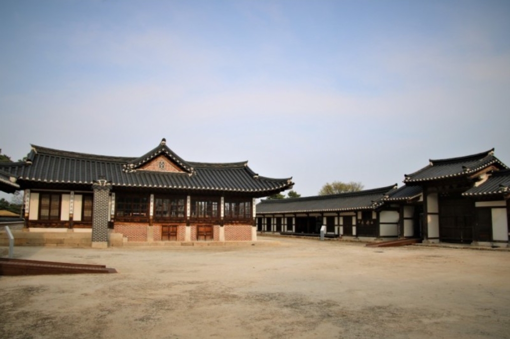 조선시대 중부지방 사대부 집의 사랑채와 행랑채 모습. 사랑채에서는 바깥주인이 손님을 맞거나 일상생활을 하는 곳이다. 행랑채에는 머슴들이 기거하고 일하는 공간이다.