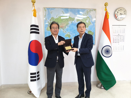 박의돈 재인도한인회총연합회장이 신봉길 대사(왼쪽)에게 감사패를 전달했다.
