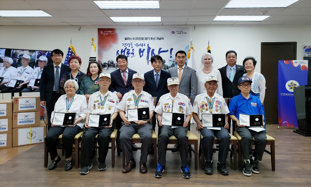 한국 보훈처가 달라스 6.25 참전용사들에게 은화형 감사메달과 김부겸 국무총리의 서한, 학생들의 감사편지를 전달했다.