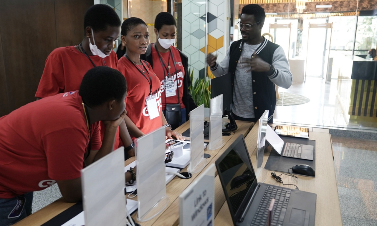 나이지리아 학생들이 라고스에 있는 삼성전자 Experience Centre를 방문해 신제품을 체험하고 있다.[사진제공=주나이지리아한국문화원]