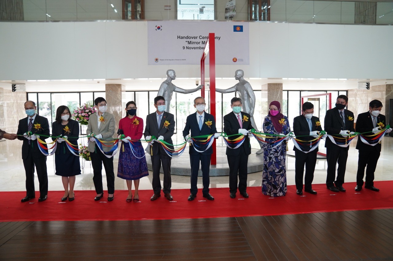 지난 11월9일 인도네시아 자카르타에 있는 아세안사무국 신청사에서 미러맨 기증식이 열렸다.[사진제공=주아세안한국대표부]