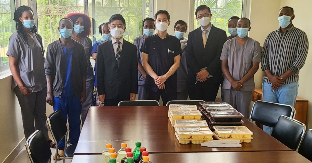 채진원 주르완다한국대사가 지난 2월10일 카놈베 지역에 있는 나누리 병원을 방문해 도시락을 전달했다.[사진제공=주르완다한국대사관]
