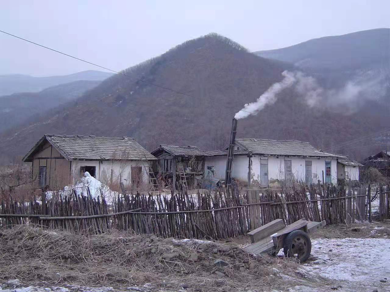 정암촌 마을 표지석과 농가(2003년 마을개량화 사업 이전)