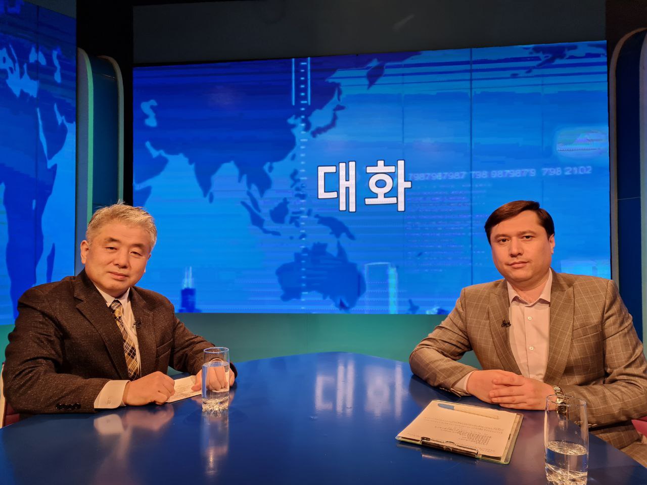 사진 오른쪽이 필자인 아크바로프 아자마트 씨. 우즈베키스탄 국립교육방송에서 한국어 프로그램을 진행하고 있다.