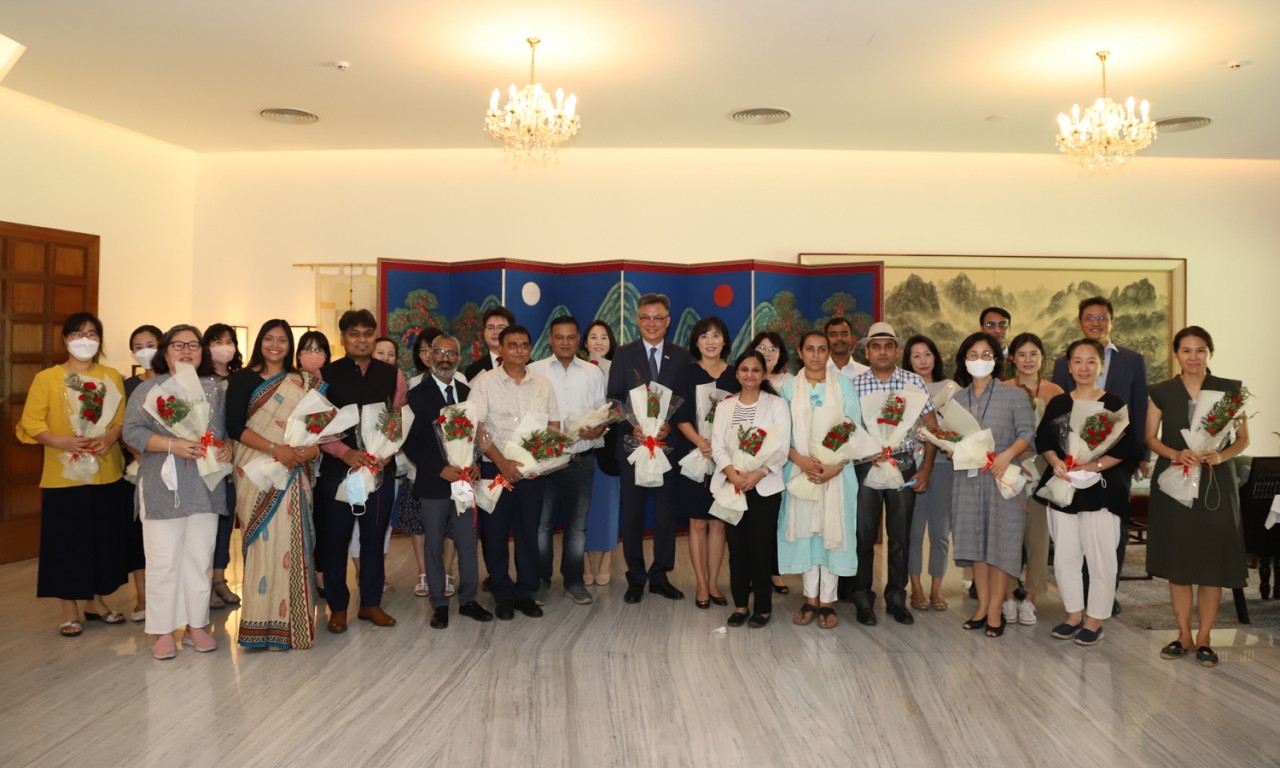 주인도한국대사관이 지난 5월 13일 인도에서 한국어를 가르치는 교사들을 뉴델리에 있는 대사관 관저로 초청했다.[사진제공=주인도한국대사관]