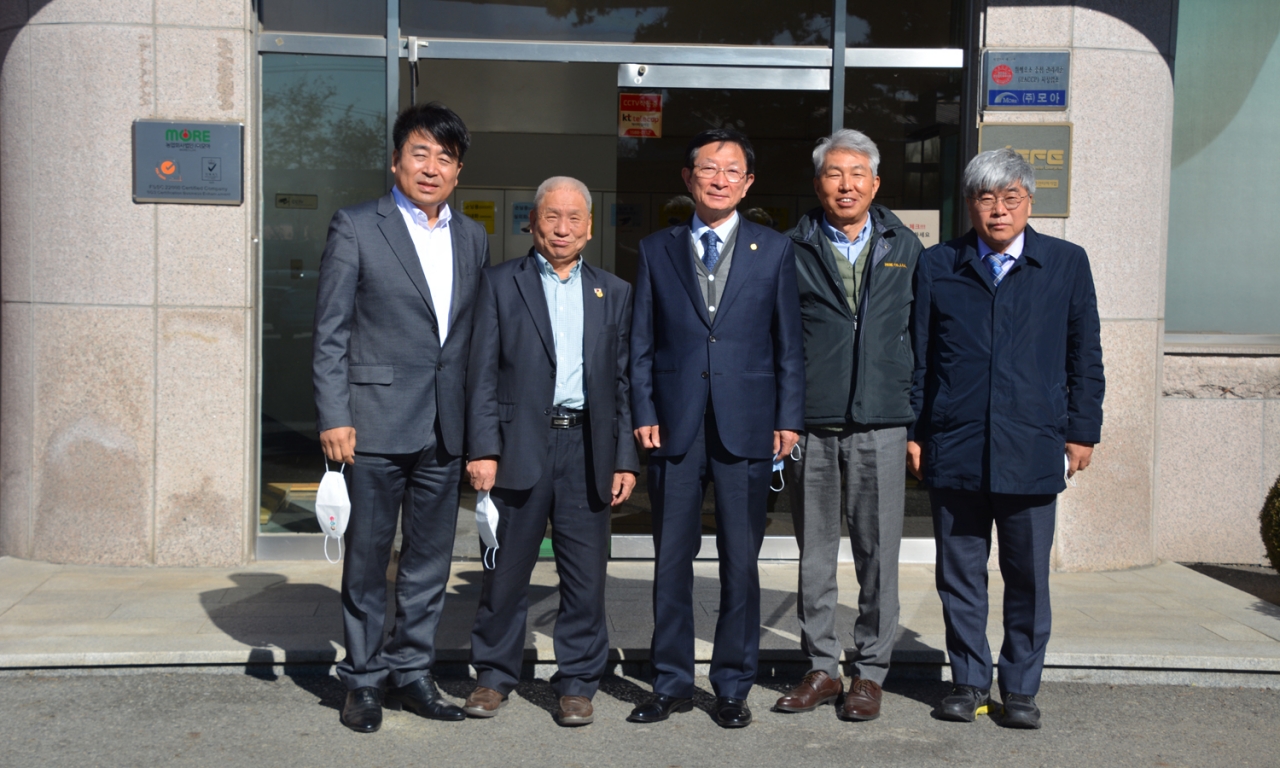 (From left to right) Secretary-General Na Heung-yeol of the Korean Food Forum in Korea, Sohn Sung-sil Advisor, Moon Woong-sun, Executive Chairman, Kim Jong-su, President of Moa, and Lee Jong-hwan, CEO of the World Korean Newspaper.