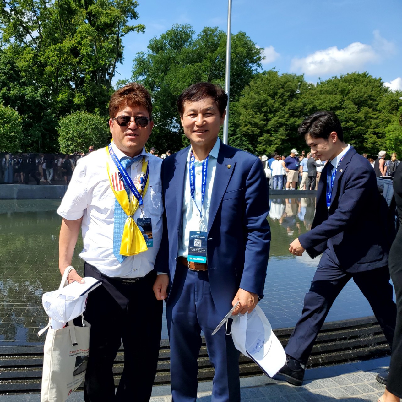 추모의 벽 제막식 행사장에서 필자인 김동수 회장(왼쪽)과 김형률 민주평통 애틀랜타협의회장