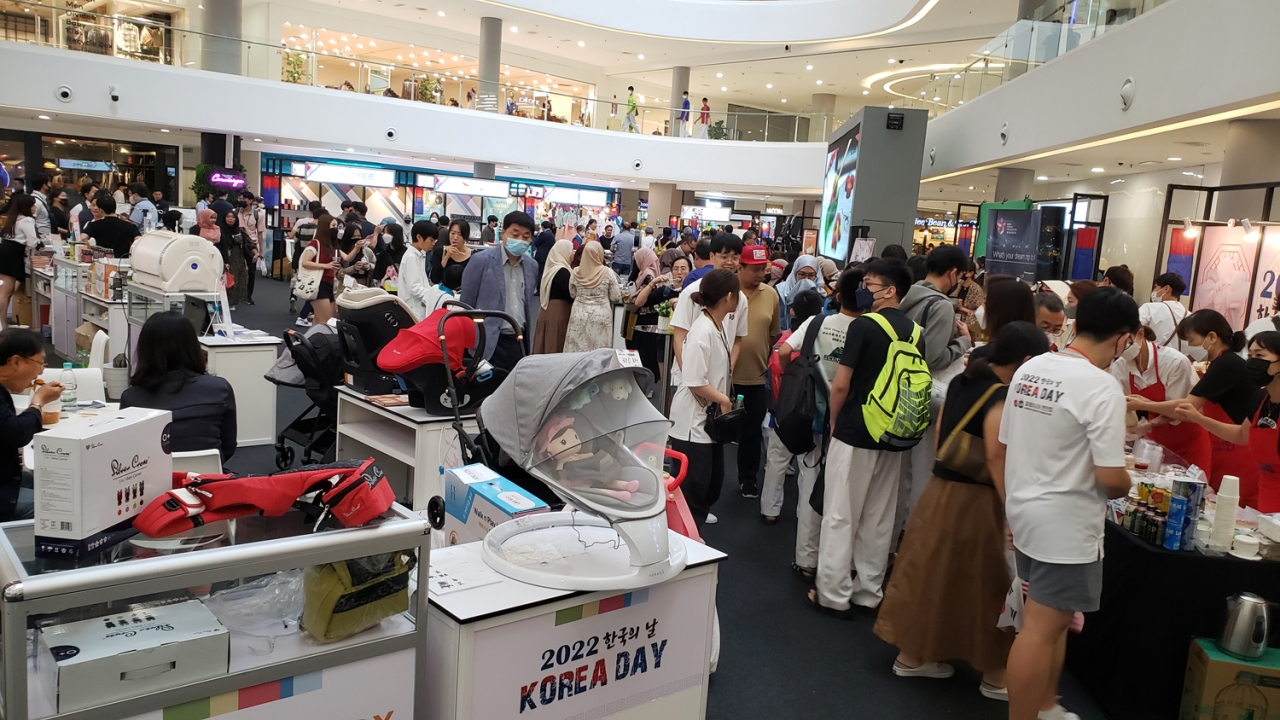 한국상품 판촉행사에 충남, 경남, 창원에서 온 25개의 한국 기업이 참여했다.