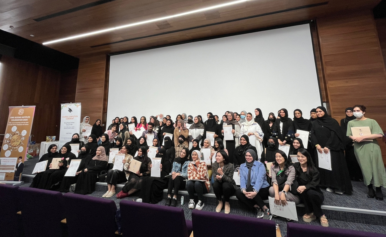 지난 12월 23일 바레인에 있는 아메리칸 대학(AUOB)에서 2022 세종학당 가을 학기 수료식과 바레인 ‘만세클럽’의 송년회가 열렸다.[사진제공=주바레인한국대사관]