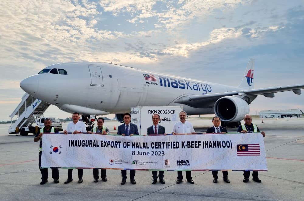 주말레이시아한국대사관이 지난 6월 8일 쿠알라룸푸르 국제공항에서 할랄 한우의 첫 말레이시아 수출을 축하하는 행사를 열었다.[사진제공=주말레이시아한국대사관]