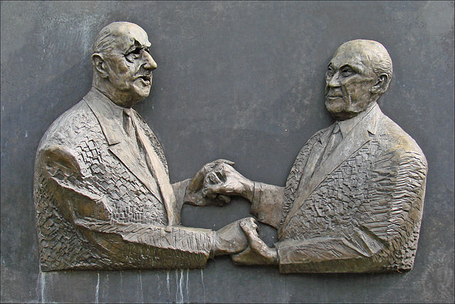 서독 아데나워 총리(오른쪽)와 드골 프랑스 대통령의 모습을 새긴 동판