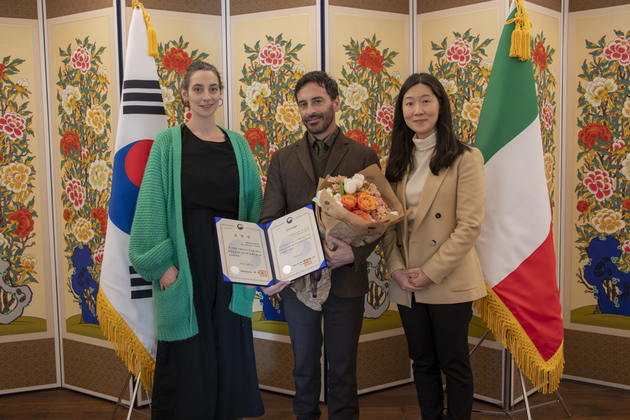 주이탈리아한국문화원은 지난 1월 23일 로마에 있는 한국문화원에서 표창장 수여식을 열고 아요싸 교수에게 표창장을 전달했다.[사진=주이탈리아한국문화원]