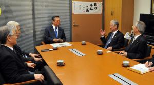 민단중앙 3역, 오자와 이치로 일본 자유당대표 만나