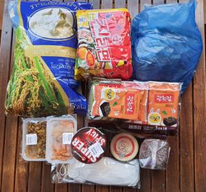 라오스한인회, 4월에도 교민들에게 ‘코로나 생필품’ 나눠