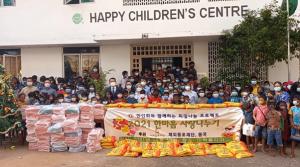 스리랑카 빈민촌 학생들에게 쌀과 신발 선물