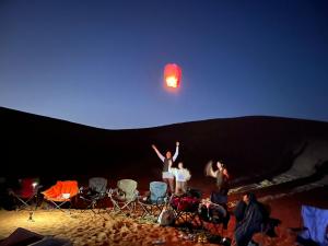 아랍에미리트 사막에서 ‘평화통일 기원 풍등 날리기’ 행사